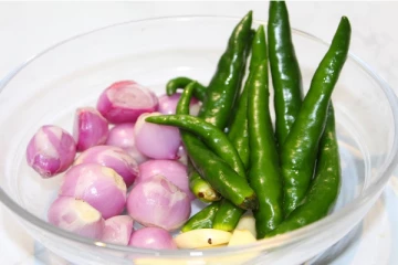 காரசாரமான பச்சை மிளகாய் சட்னி...சின்ன வெங்காயம் சேர்த்து ருசியுங்கள்!