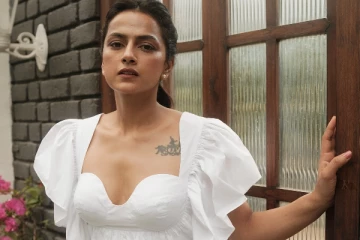 விக்ரம் வேதா பட நடிகையா இது.. ஹாட் உடையில் ஷ்ரத்தா ஸ்ரீநாத்