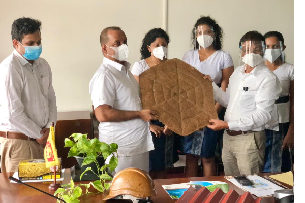 පරිසර හිතකාමී ආරක්ෂීත හිස් ආවරණයක් Safety Helmet.....(PHOTO) | Srilanka Political