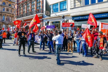 LTTE නායක වේලුපිල්ලේ ප්රභාකරන්, දියණිය සහ බිරිඳ විදෙස් රටක..? කළු ඇදගත් කාන්තාවක් මෙහෙයුමක..(VIDEO)