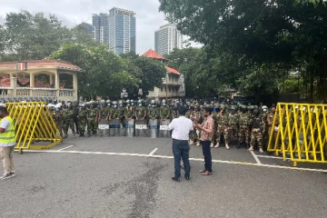 காலை முதல் கொதிநிலையில் தென்னிலங்கை - தாக்குதலுக்கு தயார் நிலையில் படையினர்!