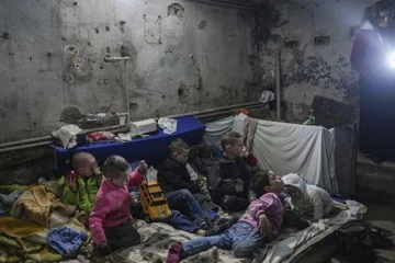 ரஷியா தாக்குதலினால் இடிபாடுகளுக்குள் குழந்தைகள் மக்கள் சிக்கி தவிப்பு; உக்ரைன் குற்றச்சாட்டு