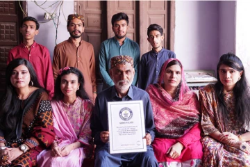 ஒட்டுமொத்த குடும்பத்துக்கும் ஒரே நாளில் பிறந்தநாள்! அரிய சாதனை படைத்த குடும்பம்