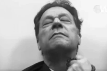 ஜெயிலில் தூக்கம் வராமல் கழுத்தில் குத்திய இம்ரான் கான்; பரவும் ஷாக் வீடியோ - உண்மையா?