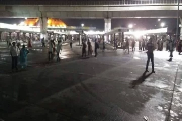 நள்ளிரவில் கோயம்பேடு பேருந்து நிலையத்தில் நடந்த பரபரப்பு சம்பவம்! தூங்கிக்கொண்டிருந்த பெண்ணை பெட்ரோல் ஊற்றி எரித்த நபர்