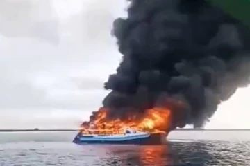 நடுக்கடலில் நூற்றுக்கும் மேற்பட்ட பயணிகளுடன் தீப்பற்றி எரிந்த படகு! பரபரப்பு காணொளி