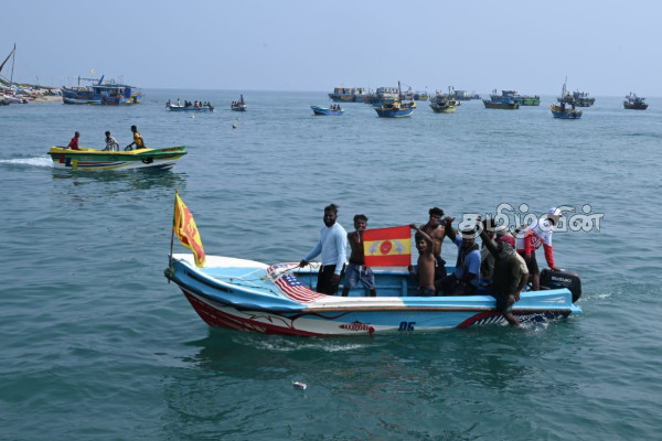 தமிழக வெற்றிக் கழகக் கொடியுடன் பயணித்த இலங்கை இளைஞர்கள் | Sri Lankan Youths Traveled With Tvk Party Flag
