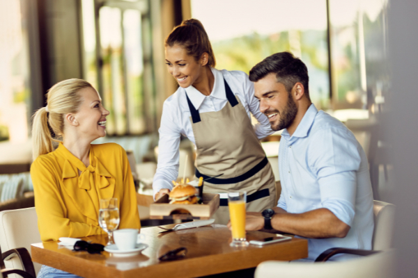 couple-doing-cheap-act-in-restaurant-for-free-food உணவகத்தில் தம்பதிகளின் மோசமான செயல்..!வீடியோவை வெளியிட்டு ஹோட்டல் நிர்வாகம் வேண்டுகோள்