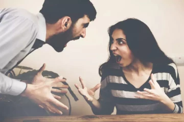 உறக்கத்தில் இருந்த கணவனை கடுமையாக தாக்கிய மனைவி!