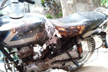பெட்ரோல் திருடிய போது தீப்பற்றிய மோட்டார் சைக்கிள் (படங்கள்)
