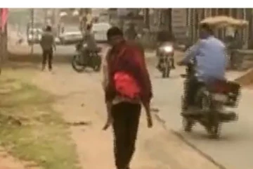 இறந்த மகளின் சடலத்தை 10 கிலோமீட்டர் தோளில் சுமந்துச்சென்ற தந்தை - விசாரணை நடத்த உத்தரவு