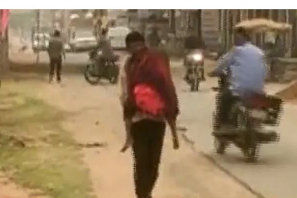 இறந்த மகளின் சடலத்தை 10 கிலோமீட்டர் தோளில் சுமந்துச்சென்ற தந்தை - விசாரணை நடத்த உத்தரவு - தமிழ்நாடு