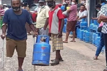 இலங்கையின் நெருக்கடி நிலை;  மனதை நெருடிய புகைப்படம்