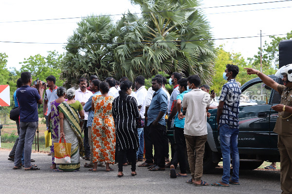முல்லைத்தீவில் கோட்டாபய கடற்படை முகாமிற்கான நில அளவீட்டு நடவடிக்கை மக்கள் எதிர்ப்பையடுத்து இடைநிறுத்தம் (VIDEO) | Sri Lanka Tamil People Land