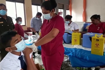 மாணவர்களுக்கு பைசர் தடுப்பூசி ஏற்றும் பணி ஆரம்பம் (Photos)