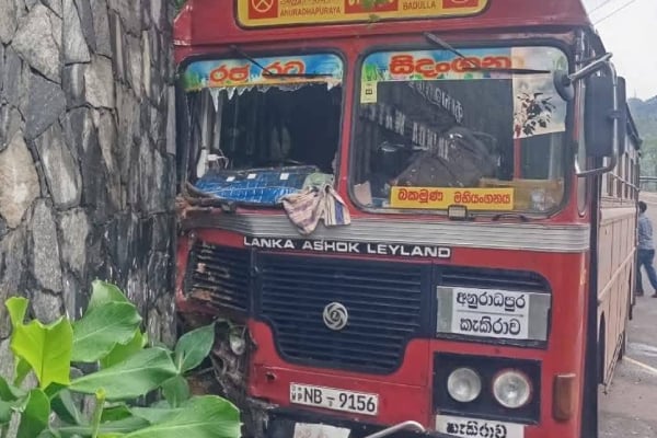 பாரிய விபத்தில் இருந்து பயணிகளின் உயிரை காப்பாற்றிய ஓட்டுநர் | Bus Driver Saved 14 Passengers From An Accident