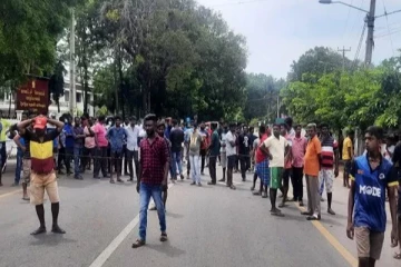 A9 வீதியை முடக்கிய யாழ்ப்பாண மக்கள்!