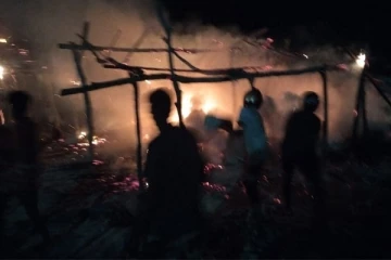 யாழில் இரு குழுக்களுக்கிடையிலான மோதலால் ஏற்பட்ட பாரிய எரியூட்டல் சம்பவம்