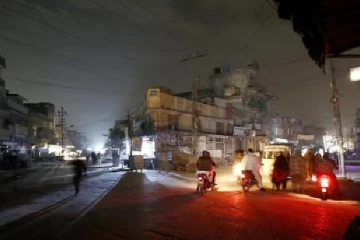 எரிபொருள் செலவை குறைக்க எடுத்த முயற்சியால் விபரீதம் : இருளில் மூழ்கிய பாகிஸ்தான்