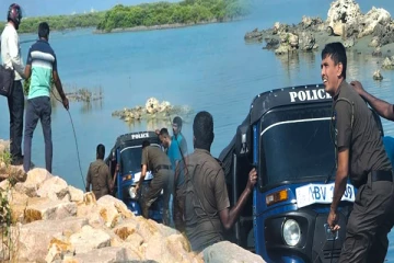 யாழில் வாகன விபத்து: கடலில் வீழ்ந்த பொலிஸாரின் முச்சக்கரவண்டி
