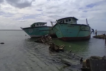 பூநகரியில் 8 இந்திய றோலர்கள் ஏலம் (Video)