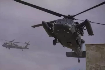 நடுவானில் ஹெலிகாப்டர்கள் மோதி பயங்கர விபத்து - 5 வீரர்கள் பலி!