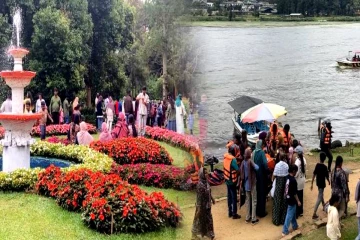 நுவரெலியாவுக்கு படையெடுக்கும் சுற்றுலா பயணிகள் - வசந்த கால கொண்டாட்டம் ஆரம்பம்