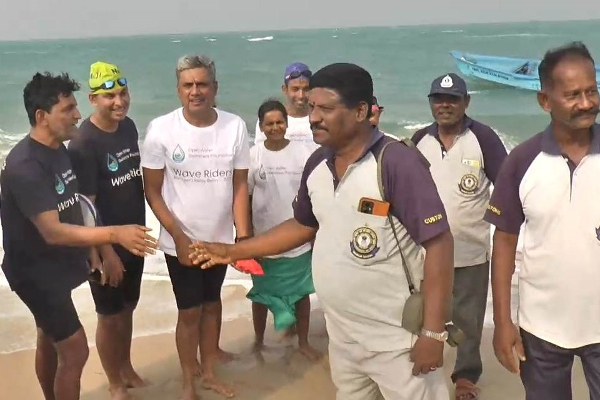 ஒரே நேரத்தில் பாக்கு நீரிணையை நீந்திக் கடந்து எழுவர்! | At The Same Time They Will Swim Across The Strait