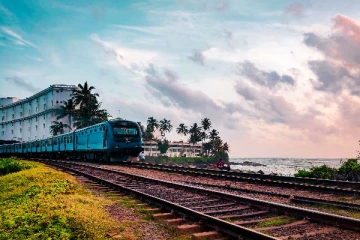 ஓடும் ரயிலில் இருந்து தள்ளப்பட்ட ரயில் பாதுகாப்பு அதிகாரி!