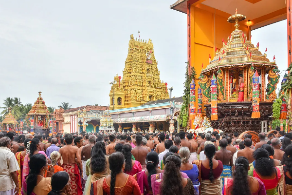 யாழ் வண்ணார்பண்ணை வீரமாகாளி அம்மன் தேர்த் திருவிழா; அலையென குவிந்த  பக்தர்கள்! | Jaffna Vannarpannai Veeramakali Amman Festival