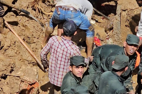 இலங்கையை உலுக்கிய பேரிடர்; கையில் பென்சிலுடன் புதைந்துபோன சிறுவன்; பொலிஸ் அதிகாரியின் வேதனை பதிவு | Student With Pencil In Hand Welimada Land Slide இலங்கையை உலுக்கிய பேரிடர்; கையில் பென்சிலுடன் புதைந்துபோன சிறுவன்; பொலிஸ் அதிகாரியின் வேதனை பதிவு | Student With Pencil In Hand Welimada Land Slide