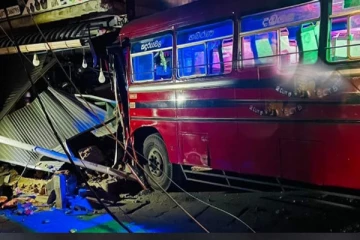 கொழும்பு நோக்கி பயணித்த அரச பேருந்து மட்டக்களப்பு பகுதியில் விபத்து