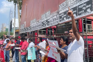 தேர்தலை நடத்தக் கோரி யாழில் போராட்டம் (படங்கள்)