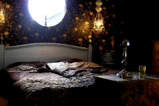 உங்கள் வீட்டு படுக்கையறையில் இந்த பொருட்கள் இருந்தால் உடனே எடுத்து விடுங்கள்! புற்றுநோயை உண்டாக்குமாம்