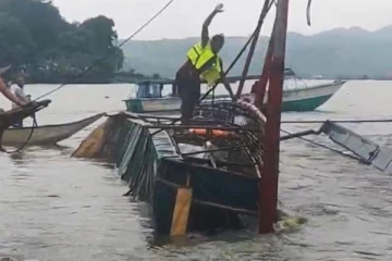 මගී යාත්‍රාවක් පෙරලී පුද්ගලයින් 19 ක් ජීවිතක්ෂයට(විදෙස්)