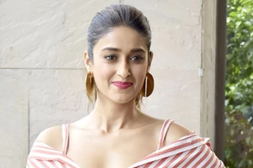 மது பாட்டிலுடன் விஜய் பட கதாநாயகி.. சர்ச்சையில் சிக்கிய நடிகை இலியானா