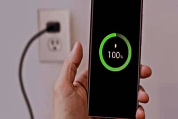 மொபைலுக்கு 100% சார்ஜ் போட்டால் எந்த வகையில் ஆபத்து வரும்? | Dangers Of Charging Your Mobile Phone To 100 மொபைலுக்கு 100% சார்ஜ் போட்டால் எந்த வகையில் ஆபத்து வரும்? | Dangers Of Charging Your Mobile Phone To 100