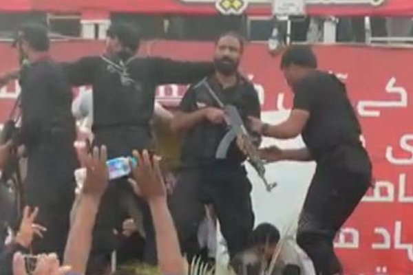 இம்ரான் கான் மீது தாக்குதல்..! துப்பாக்கிச் சூட்டுக்கு இலக்காகி காயம் - தாக்குதல்தாரி பலி (படங்கள்) | Attempted Attack On Imran Khan Injured By Gunfire