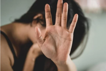 காதலிப்பதாக நடித்து இளம்பெண்ணை நாசம் செய்த வடமாநில இளைஞர்கள்