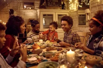 இரவு சாப்பிட்ட உடனே இந்த தவறை செய்யாதீங்க... பக்கவிளைவுகள் அதிகமாம்