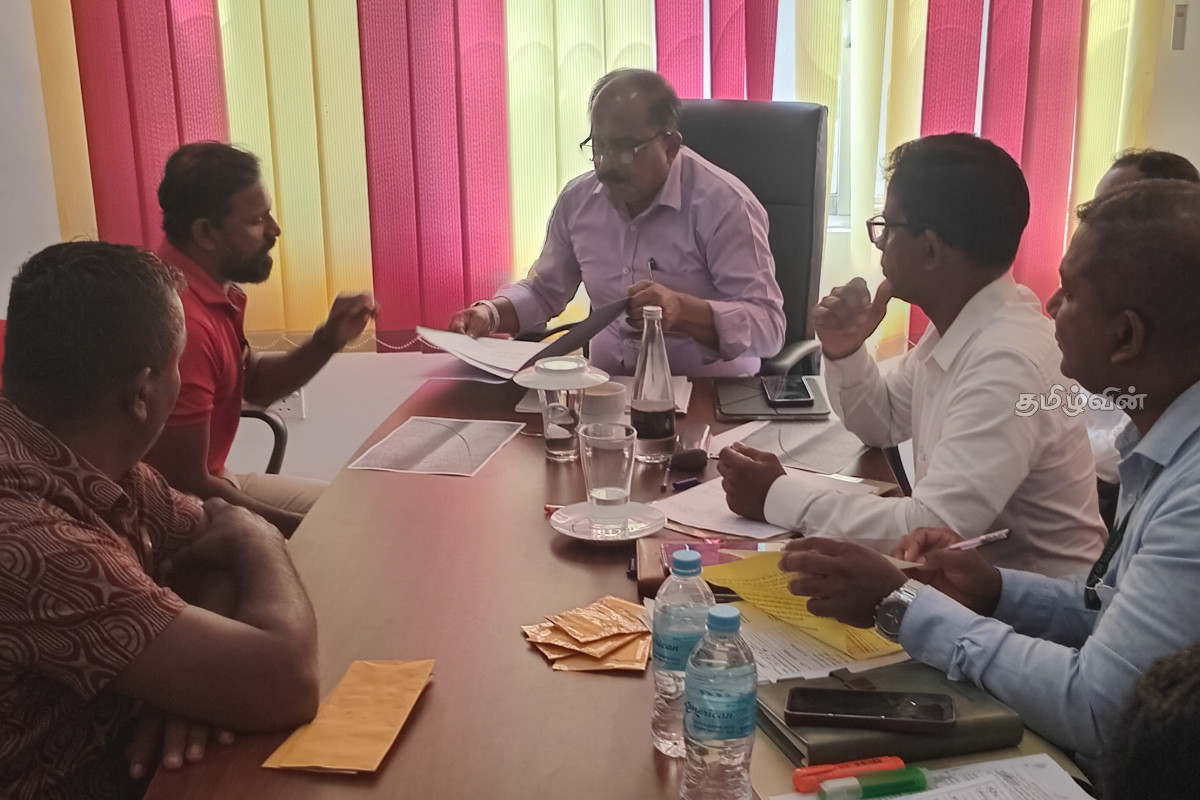 பாதுகாப்பு பிரதியமைச்சர் திருகோணமலைக்கு விஜயம்! காணி விவகாரங்கள் குறித்து ஆராய்வதாக உறுதி | Deputy Minister Of Defense Visits Trinco