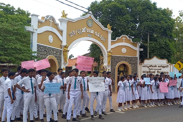 பாடசாலைக்குள் கள்ளத்தனம் எதற்கு; யாழ் பிரபல பாடசாலை மாணவர்கள் வீதிக்கு இறங்கி போராட்டம்! | Jaffna Union College Student Protested