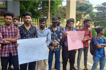 கைதுகளை கண்டித்து யாழ். பல்கலை மாணவர்கள் கவனயீர்ப்பு போராட்டம் (Video)