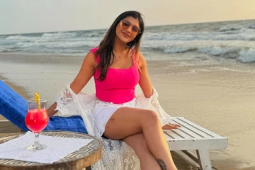 யாஷிகா ஆனந்த் கடற்கரையில் கவர்ச்சி போட்டோஷூட்