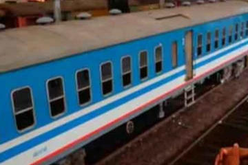 දුම්රිය මැදිරි දෙකක් අතර සිරවූ තරුණයාට සිදුවු දේ...