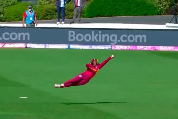 இப்படி ஒரு கேட்ச் பிடிச்சி பாத்துருக்கீங்களா? - மகளிர் உலகக்கோப்பையில் அசத்திய வீராங்கனை