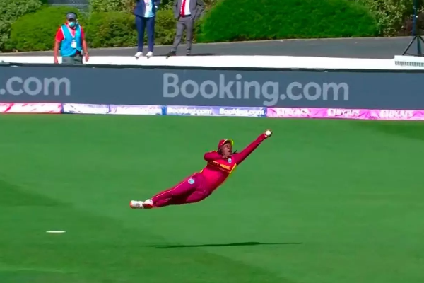 இப்படி ஒரு கேட்ச் பிடிச்சி பாத்துருக்கீங்களா? - மகளிர் உலகக்கோப்பையில் அசத்திய வீராங்கனை - தமிழ்நாடு