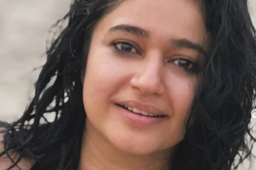 அந்த ஆடையில் இப்படியொரு போஸ்!! நடிகை பூனம் பாஜ்வா வெளியிட்ட புகைப்படங்கள்..