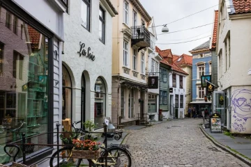 சுற்றுலாவுக்கு பிரபலமான சுவிட்சர்லாந்தில் பெண் சுற்றுலாப்பயணி மீது வன்முறைத் தாக்குதல்