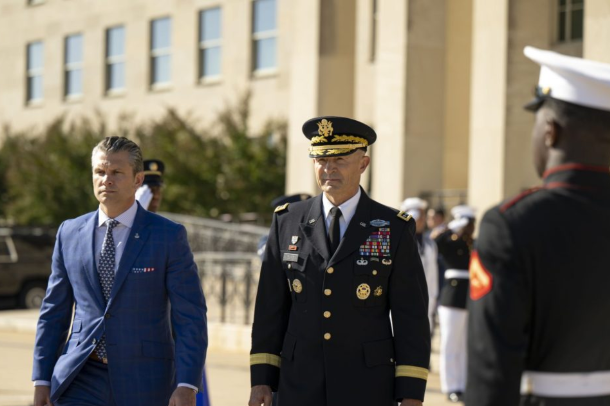 திடீரென பதவி நீக்கப்பட்ட அமெரிக்க இராணுவ தலைமைத் தளபதி.. போருக்கு மத்தியில் ட்ரம்ப் நிர்வாகத்தில் குழப்பநிலை! | Fallout Cost Us Army Chief Randy George His Job